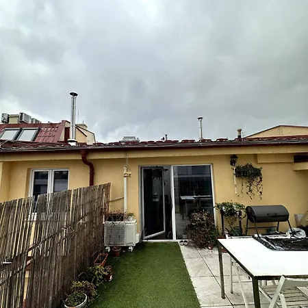 Cozy Penthouse In Old Town Apartman